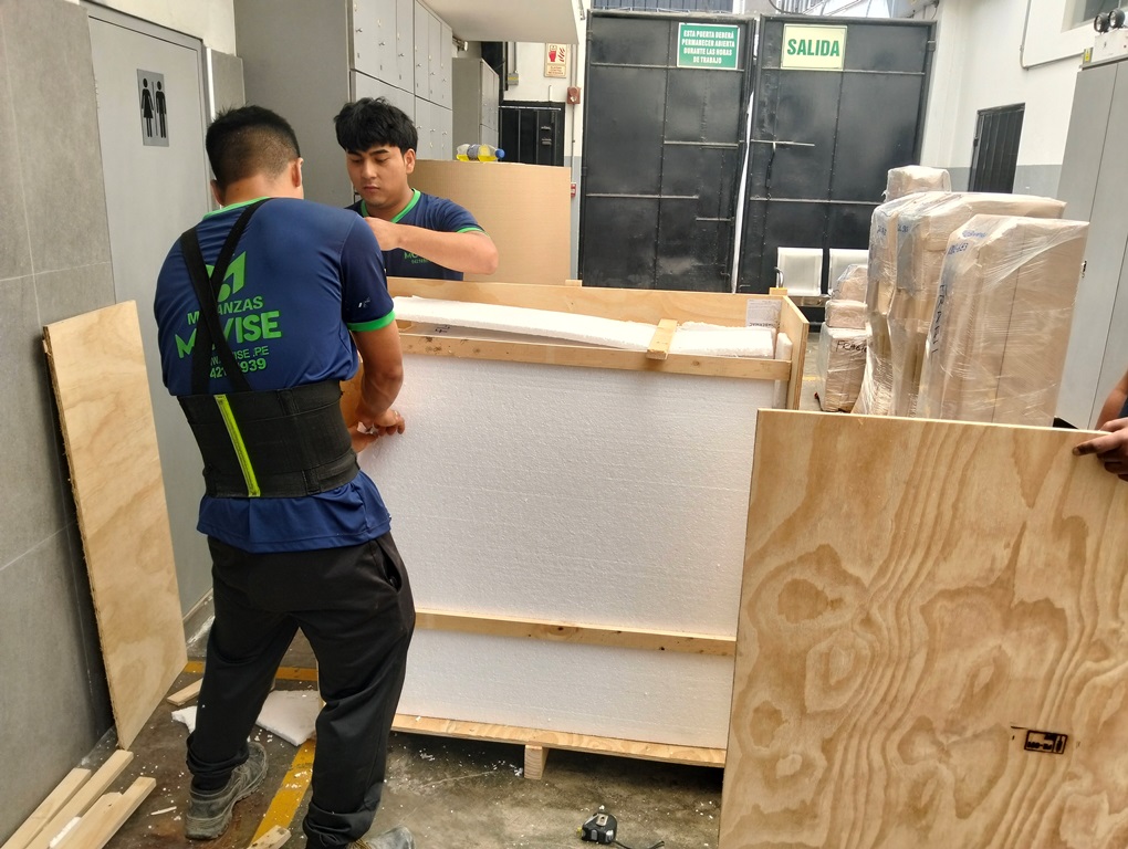 Camión de mudanzas en zona residencial de Magdalena - Empresa de mudanzas