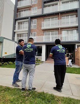 Equipo de Mudanzas Lima Perú realizando una mudanza profesional