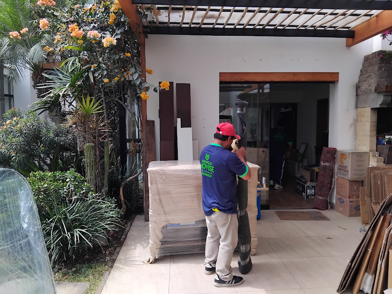 Vehículo de mudanzas en zona residencial de San Miguel - Empresa de mudanzas