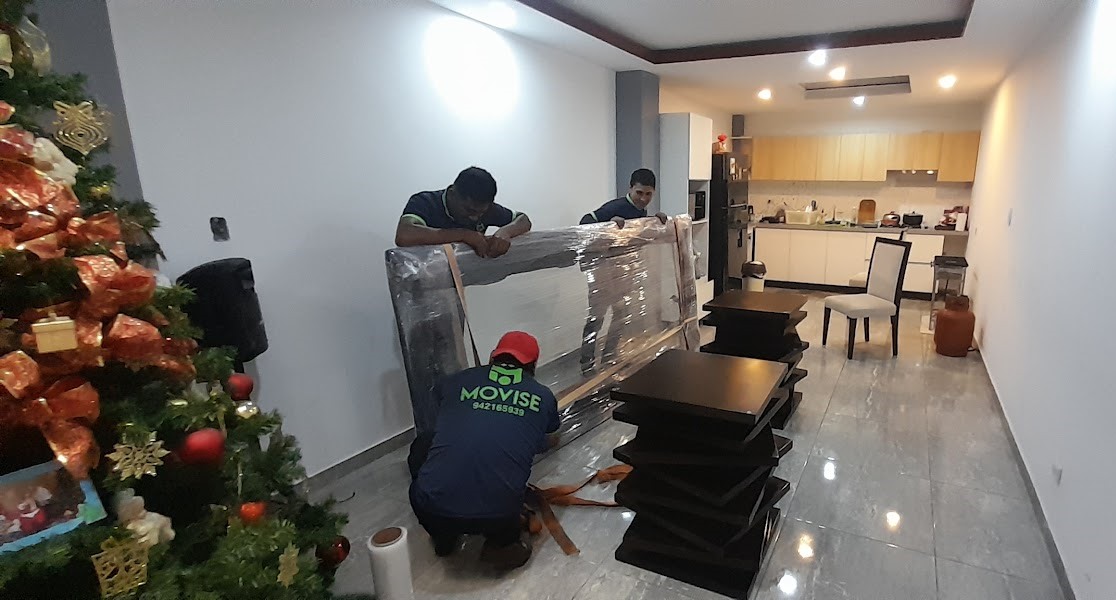 Vehículo de mudanzas en zona bohemia de Barranco - Empresa de mudanzas