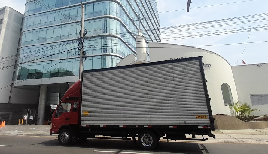 Entrega de muebles en nueva residencia en La Molina