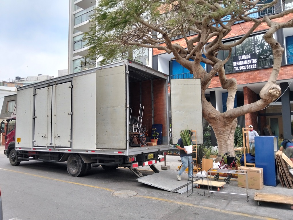 Embalaje profesional de muebles en departamento de Miraflores