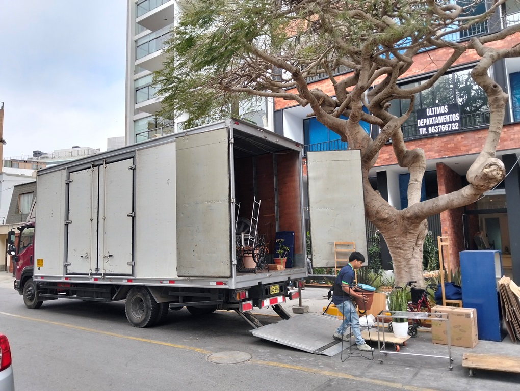 Personal capacitado cargando cajas en edificio de Miraflores
