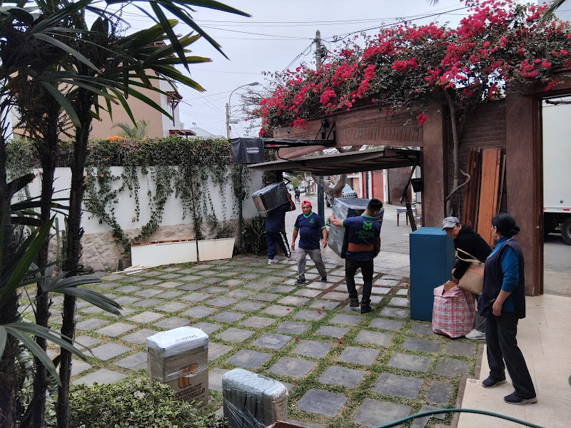 Entrega de muebles en nueva residencia en San Isidro