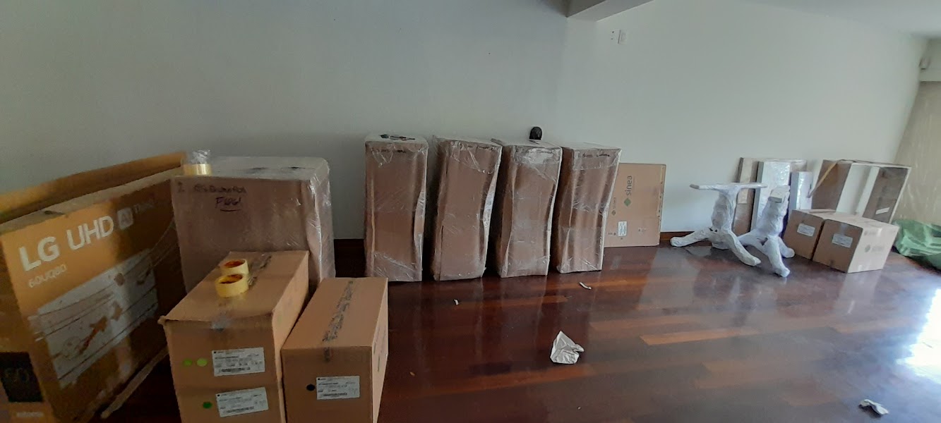 Camión de mudanzas en zona residencial de Surco - Empresa de mudanzas