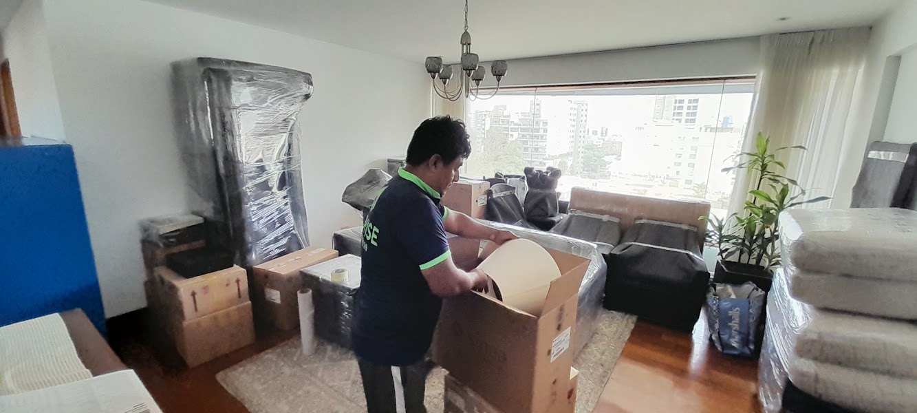 Entrega de muebles en nueva residencia en Surco