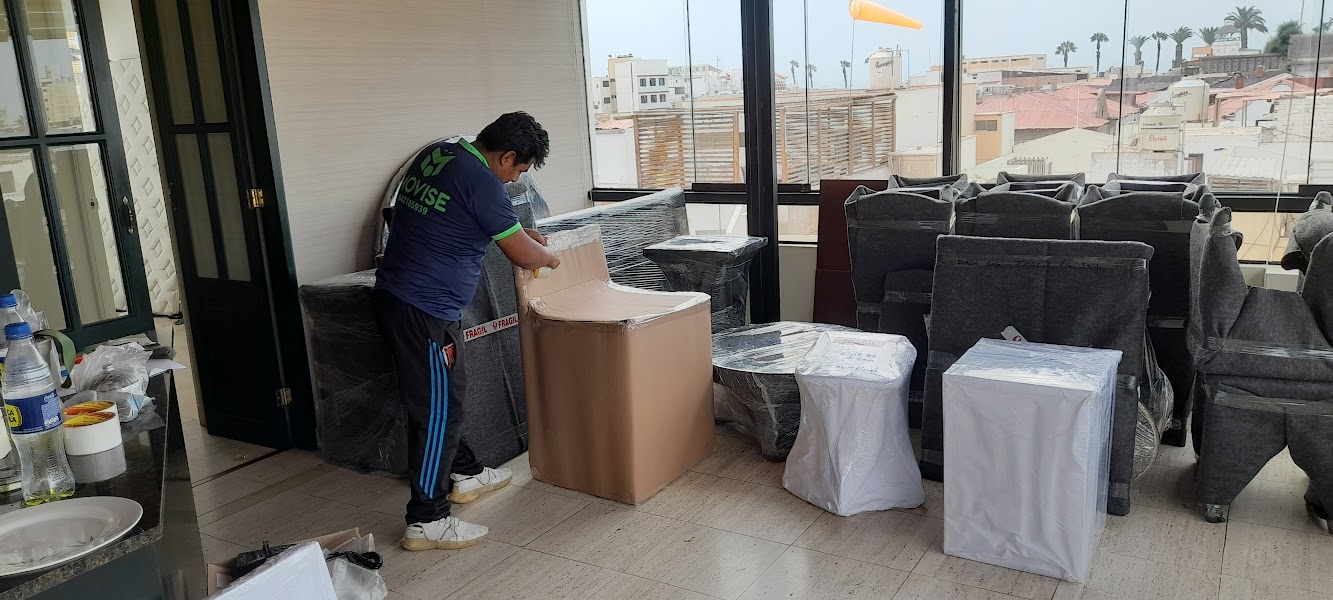 Camión de mudanzas en zona residencial de Surquillo - Empresa de mudanzas