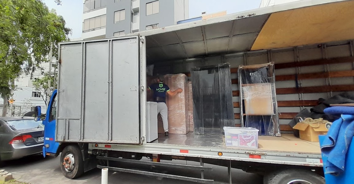 Embalaje profesional de muebles en departamento de Surquillo