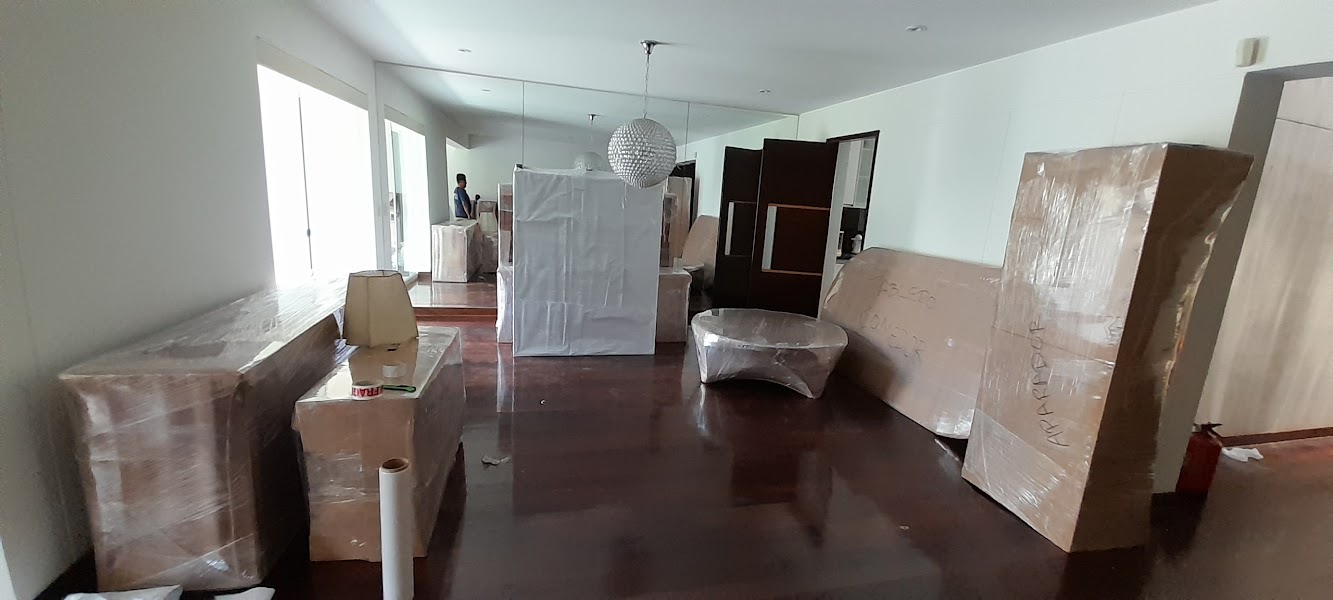 Entrega de muebles en nueva residencia en Surquillo